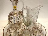 des bouteilles et des verres posés sur un plateau, avec une carafe et une carafe
