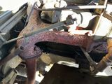 un gros plan sur le moteur rouillé d'un véhicule