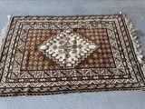 un tapis posé au sol et orné d'un motif