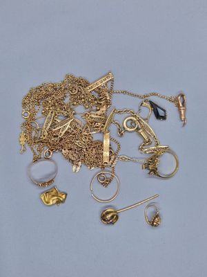 un tas de bijoux en or posé sur un fond bleu