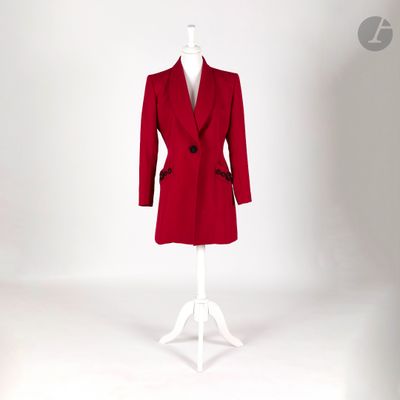une photo d'un manteau rouge sur un présentoir à mannequin