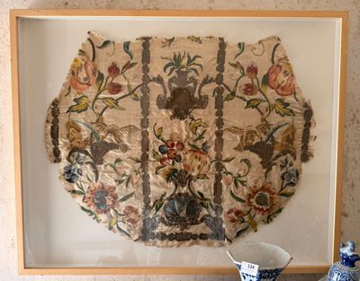une photo d'une photo d'une décoration murale accrochée au mur
