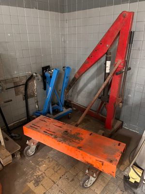 un banc en bois au milieu d'une pièce où se trouvent des outils