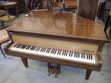 un piano posé au milieu d'une pièce