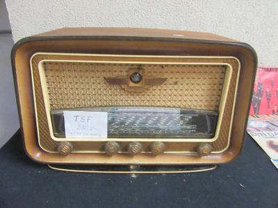 une radio à l'ancienne posée sur une table, avec une étiquette de prix dessus