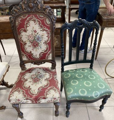 Deux chaises sont posées sur le carrelage d'une pièce.