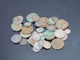 quelques vieilles pièces de monnaie sont posées sur une table au plateau noir