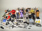 un grand nombre de figurines qui se trouvent sur la table