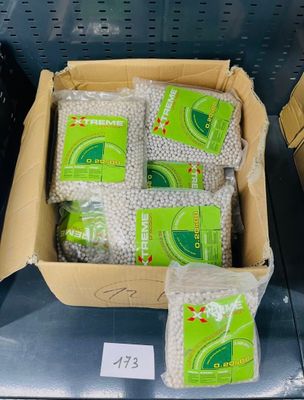 plusieurs sacs de riz dans une boîte posée sur l'étagère