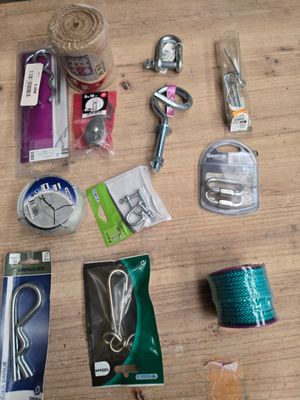 plusieurs objets posés ensemble sur une table