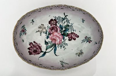 une photo d'une assiette ornée d'un motif floral
