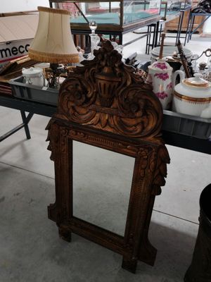 une table sur laquelle se trouvent un miroir et une lampe