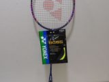 une raquette de tennis posée sur une table