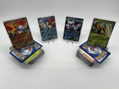 un groupe de quatre cartes Pokémon empilées les unes sur les autres