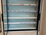 une photo d'un réfrigérateur en marche dans une cuisine