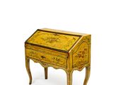 une image représentant un petit bureau en bois orné d'un motif floral