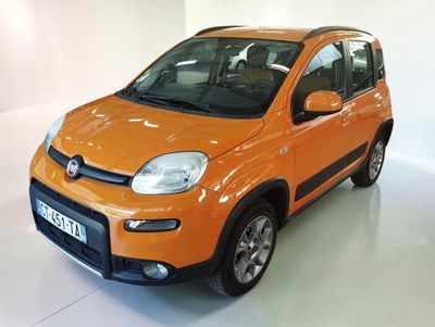 Une voiture orange est garée dans une pièce blanche au sol blanc.