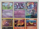 un tas de cartes pokemon posées sur une table