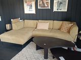 un canapé et une table basse dans un salon