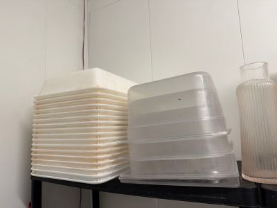 une pile de récipients en plastique posée sur une étagère
