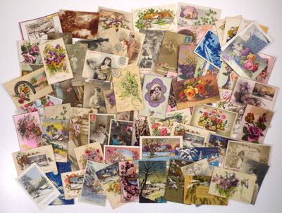 beaucoup de vieilles cartes postales sur la table