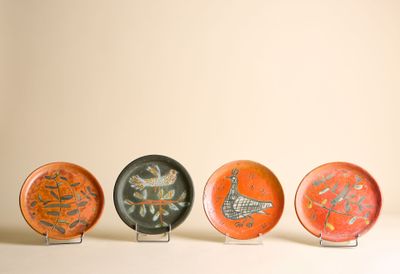 quatre assiettes aux motifs variés posées sur une table