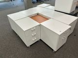 un bureau blanc avec un tiroir au milieu