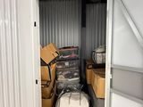 un local de stockage rempli de cartons et de bagages