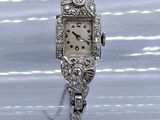 une montre de dame ancienne munie d'une chaîne