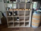 Des bouteilles de vin sont alignées sur les étagères d'une cave à vin