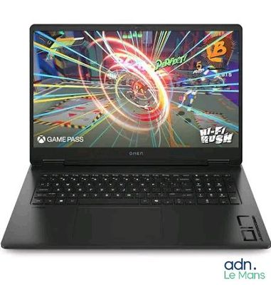 l'ordinateur portable est ouvert sur une surface blanche, avec un jeu à l'écran