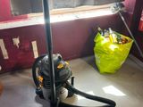 un aspirateur posé par terre près d'une fenêtre