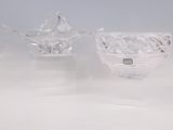 deux bols en verre posés sur une surface blanche