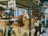 de nombreux cartons et boîtes sur les étagères de l'entrepôt