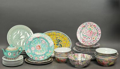 de nombreuses assiettes et tasses différentes sur la table