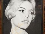 une photo en noir et blanc d'une femme aux cheveux blonds