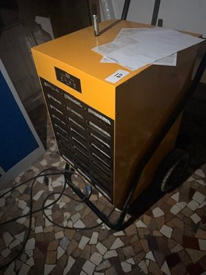 une boîte jaune sur laquelle sont posés des papiers, dans une pièce