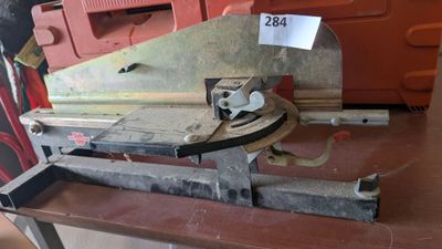 une machine posée sur une table