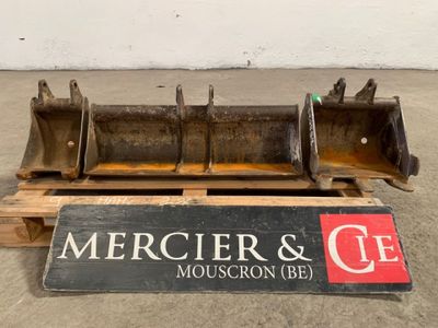une pancarte sur laquelle on peut lire « Mercier & C.E. » à côté d'une palette en bois