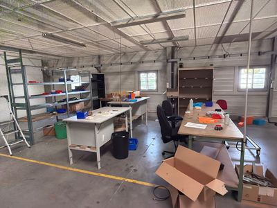 une image représentant une grande pièce avec de nombreuses tables et chaises