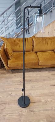 un canapé et une lampe dans un salon