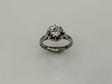 gros plan d'une bague en diamant sur une surface blanche