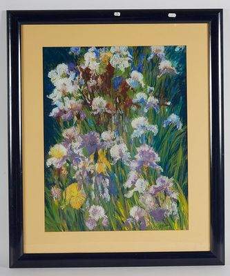 tableau représentant un bouquet de fleurs dans un cadre noir accroché au mur