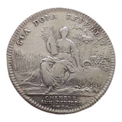 gros plan d'une pièce de monnaie en argent sur fond blanc