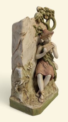 une figurine représentant une femme assise sur un rocher