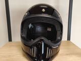 le casque est posé sur une étagère en bois, sur une étagère