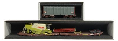 un petit train et un petit camion dans une vitrine