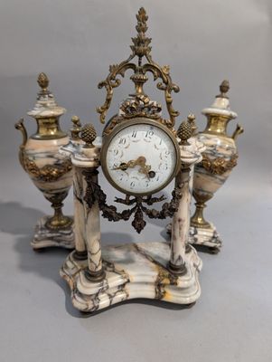 une horloge posée sur une table
