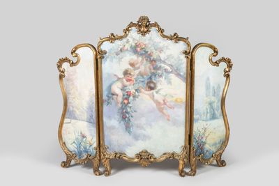 un pare-feu de cheminée richement décoré, orné d'une peinture représentant des anges