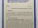 un vieux document bordé d'une bordure bleue, posé sur une table